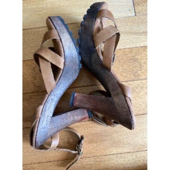 Clarks Tan Brown Suede Strappy Sandals With Memory Fit Cushion Size 8M - Picture 7 of 11